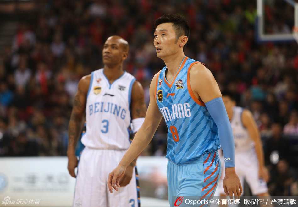 京疆大战:铁血柔情与宿敌新篇,那一夜的五棵松篮球故事 马布里咬牙突破双人包夹,肌肉线条在对抗中紧绷,眼中燃烧着不服输的火焰,独自扛起球队前进。