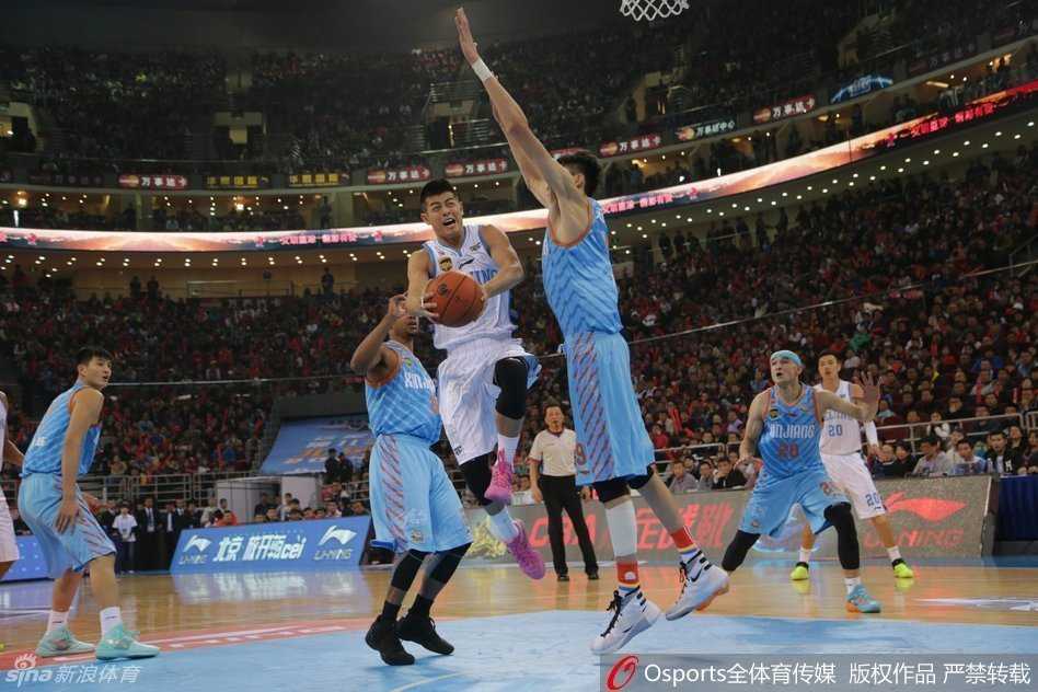 京疆大战:铁血柔情与宿敌新篇,那一夜的五棵松篮球故事 周琦高高跃起遮天蔽日,单手将对手的上篮扇飞,他那修长的身形在灯光下如同大漠孤烟般挺拔。