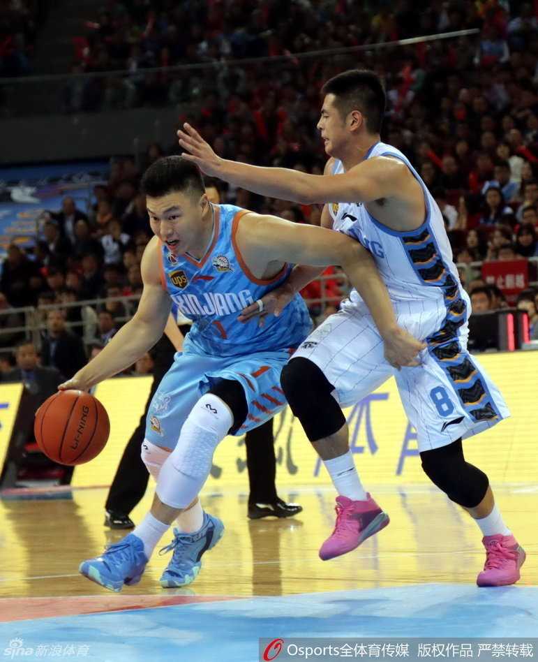 京疆大战:铁血柔情与宿敌新篇,那一夜的五棵松篮球故事 方硕空中拉杆躲过封盖,身体折叠如弓,将篮球轻柔地送入网窝,展现出国产后卫的灵动与技巧。