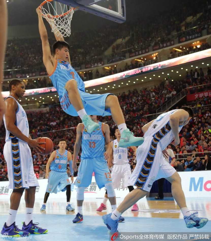 京疆大战:铁血柔情与宿敌新篇,那一夜的五棵松篮球故事 李根在漫天嘘声中稳稳命中罚球,眼神坚毅如铁,与看台上球迷复杂的神情形成无声的对话。