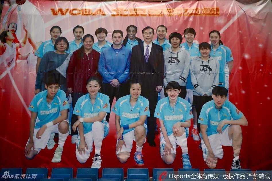 京疆女篮巅峰对决:外援双星场下友谊与场上硝烟 北京女篮核心邵婷运球训练中眼神坚定,休赛期也不放松对自己的严格要求