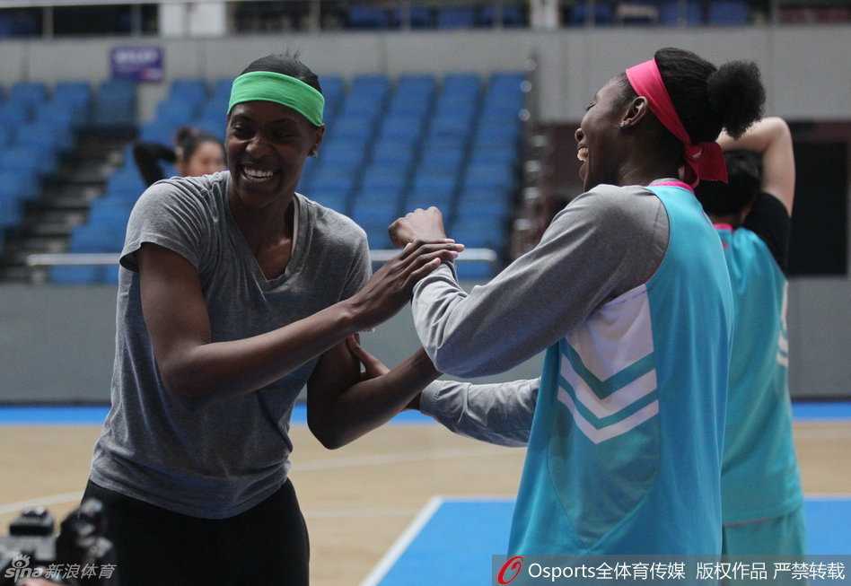 京疆女篮巅峰对决:外援双星场下友谊与场上硝烟 新疆队外援查尔斯在总决赛备战中眼神专注,举手投足间尽显核心球员的霸气与从容