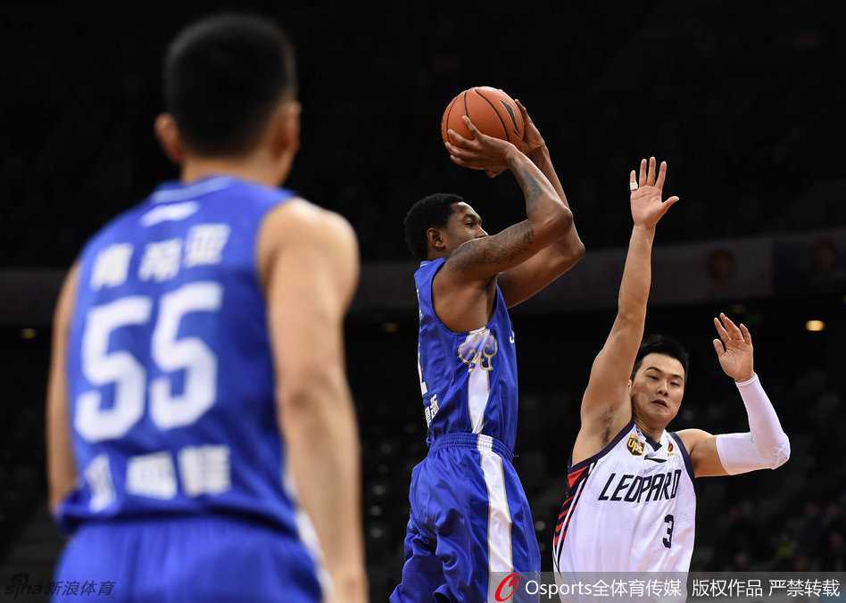 京疆对决烽烟起 篮下争锋忆当年 深圳队外援马尚·布鲁克斯在赛前热身时神情专注,举手投足间尽显得分杀手本色