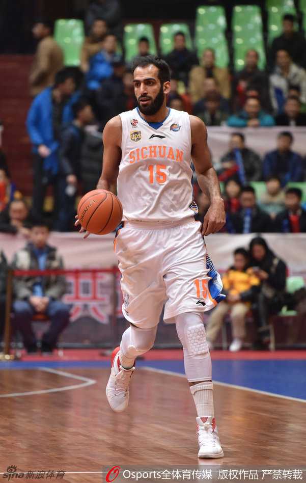 京疆对决烽烟起 篮下争锋忆当年 王治郅与哈达迪在场边亲切交谈,两位传奇中锋同框的画面引人感慨