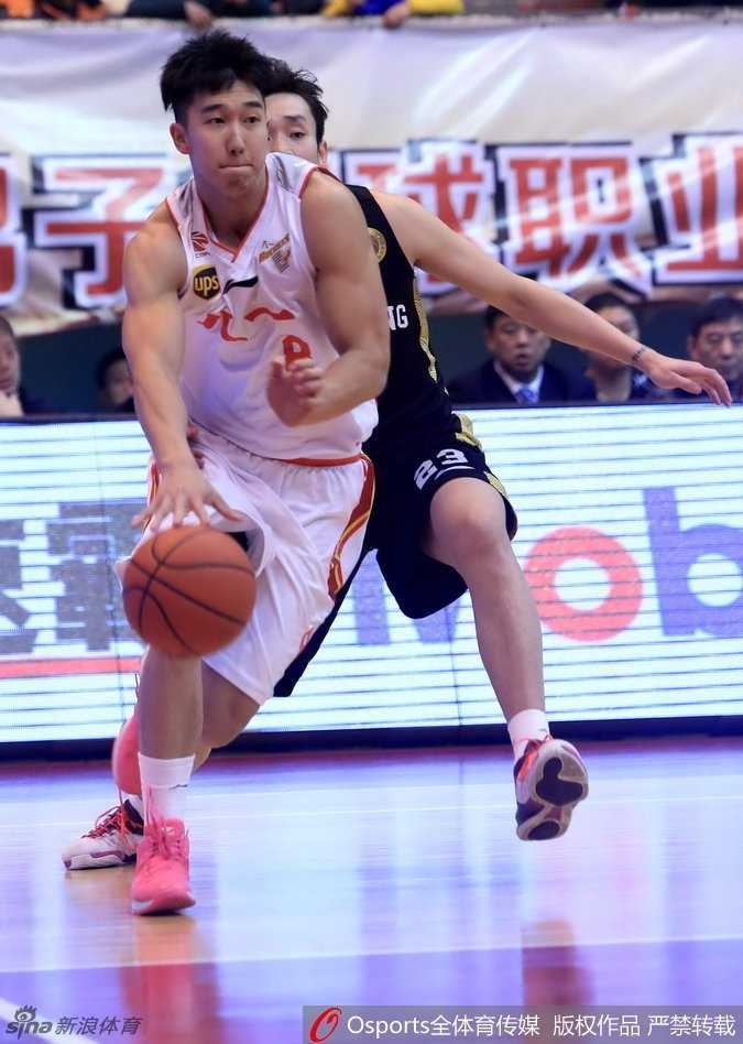 京疆对决烽烟起 篮下争锋忆当年 哈达迪在八一队员的严密防守下强行运球,高大的身躯在人群中显得格外醒目