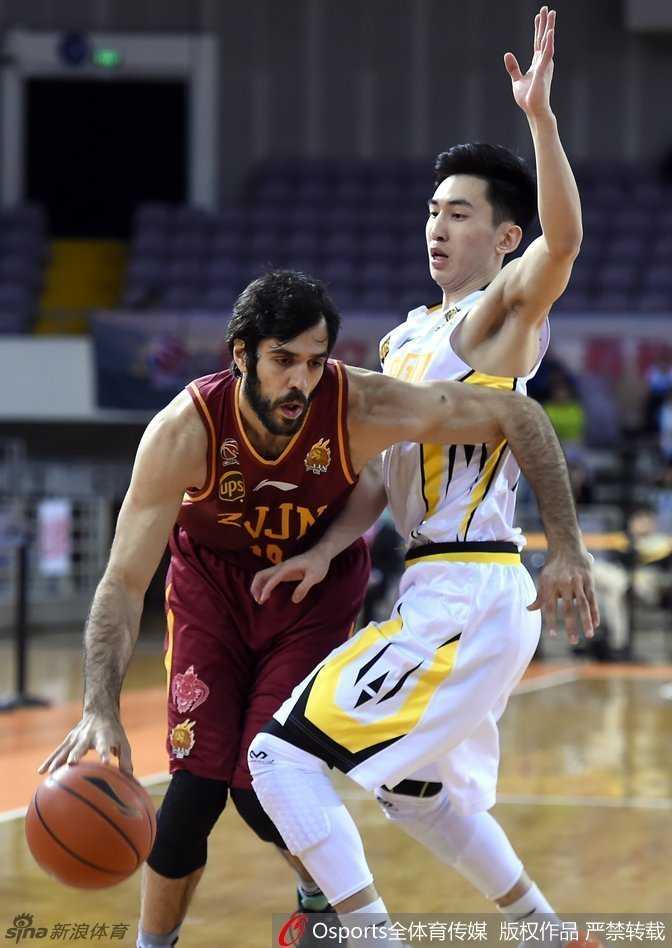 京疆对决烽烟起 篮下争锋忆当年 广厦队李京龙外线果断跳投,出手点极高,篮球在空中划出完美抛物线