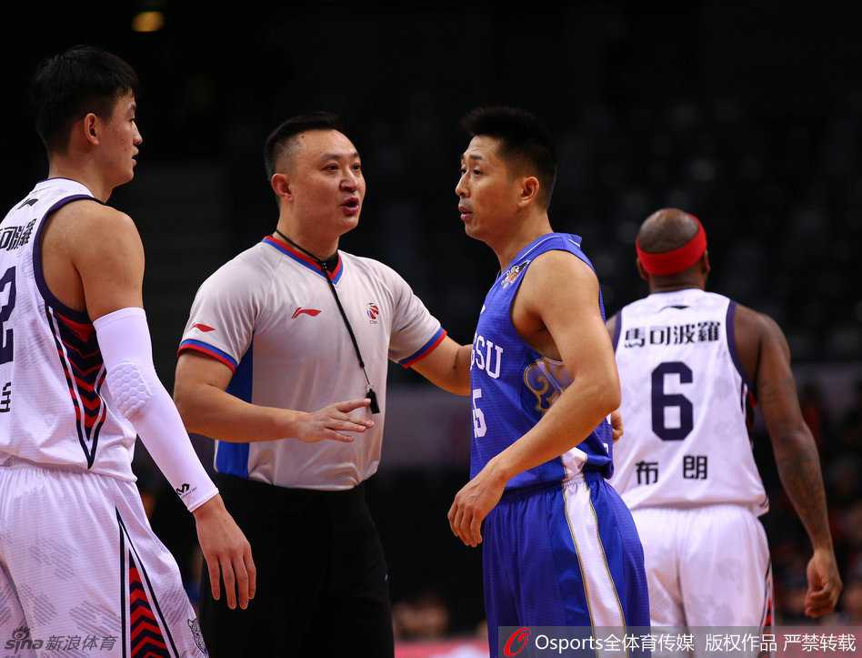 京疆对决烽烟起 篮下争锋忆当年 比赛结束后,获胜球队的球员们聚在一起忘情庆祝,汗水与笑容交织在一起