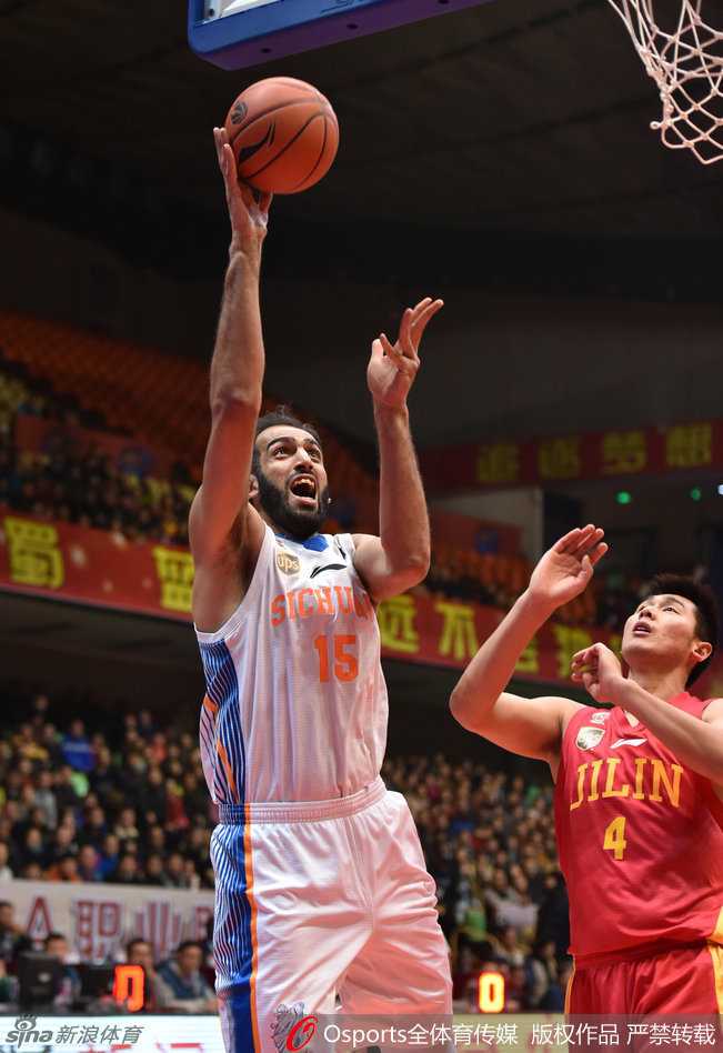 京疆对决烽烟起 篮下争锋忆当年 马尚·布鲁克斯面对防守干拔跳投,眼神坚毅,这是他最擅长的得分方式