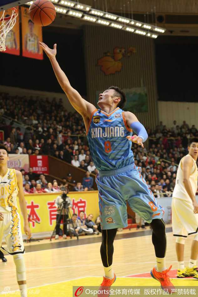 京疆杭经典对决回顾:那些年CBA赛场上的热血瞬间 吴楠在快攻中高高跃起,身体在空中舒展开来,动作飘逸地将球送入篮筐,充满美感。