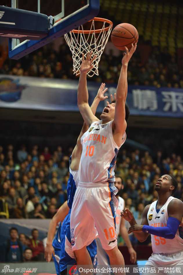 京疆杭经典对决回顾:那些年CBA赛场上的热血瞬间 林志杰用标志性的交叉步运球突破防守,眼神犀利地观察着队友的位置,准备分球给切入的同伴。