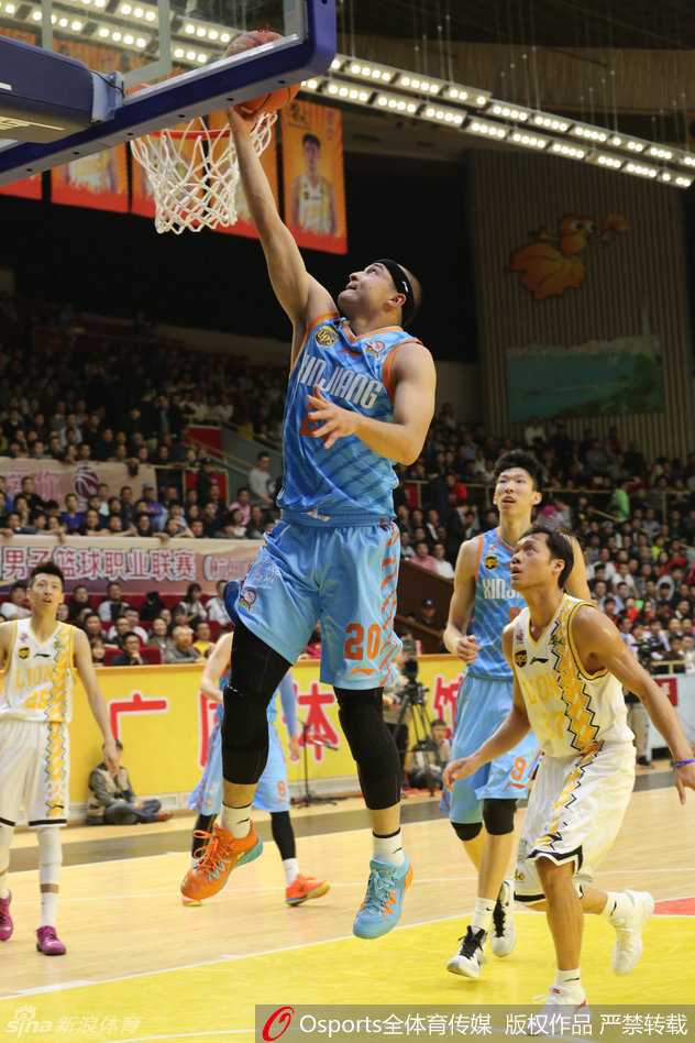 京疆杭经典对决回顾:那些年CBA赛场上的热血瞬间 年轻的周琦在队友命中投篮后,第一时间举起双手,面带笑容地与队友清脆击掌,庆祝得分。