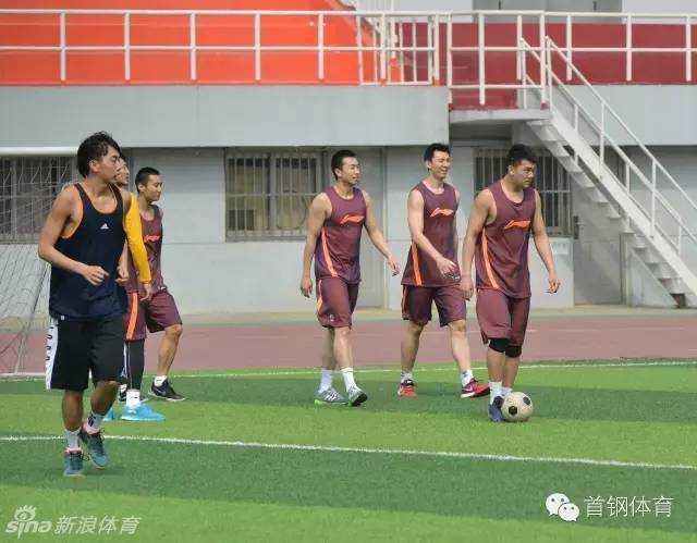 京篮小伙跨界绿茵,另类推挡乐在其中 赛后,满头大汗的王鑫磊(东子)被队友们团团围住,大家模仿着足球明星的庆祝动作,为他送上“膜拜”,这欢乐的一幕让场边的摄影师都笑弯了腰。