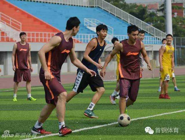 京篮小伙跨界绿茵,另类推挡乐在其中 夕阳余晖洒在训练场上,穿着各自球衣的一队和二队队员混站在一起,勾肩搭背,畅谈着刚才比赛中的精彩瞬间,每个人的脸上都挂着真诚而灿烂的笑容。