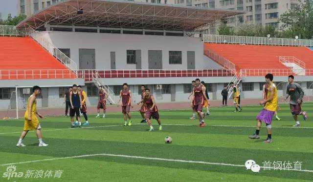 京篮小伙跨界绿茵,另类推挡乐在其中 首钢男篮的小伙子们在绿茵场上全神贯注,只见吉喆一个箭步上前,对二队的小将形成了极具压迫感的贴身逼抢,眼神里满是专注。