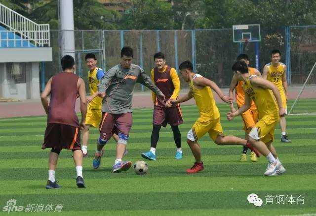 京篮小伙跨界绿茵,另类推挡乐在其中 梅开二度的王鑫磊成了场上的焦点,他高高跃起振臂欢呼,笑容满面地与队友击掌相庆,旁边是满头大汗却同样笑得开怀的张松涛。