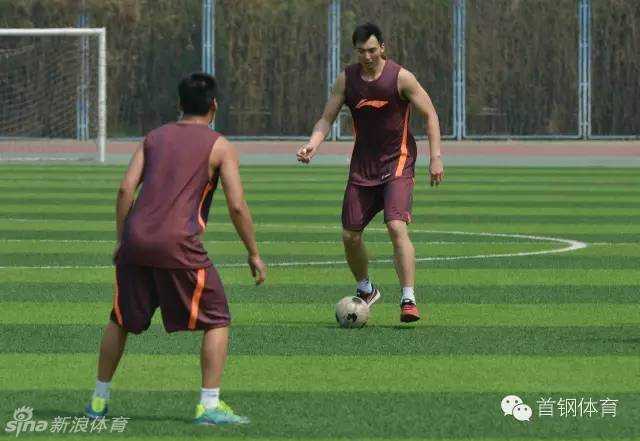 京篮小伙跨界绿茵,另类推挡乐在其中 面对二队小将的包夹,王鑫磊犹如在篮球场上突破过人一般,利用身体优势将球牢牢护住,完成了一次漂亮的带球突破,一旁的张松涛正准备接应。