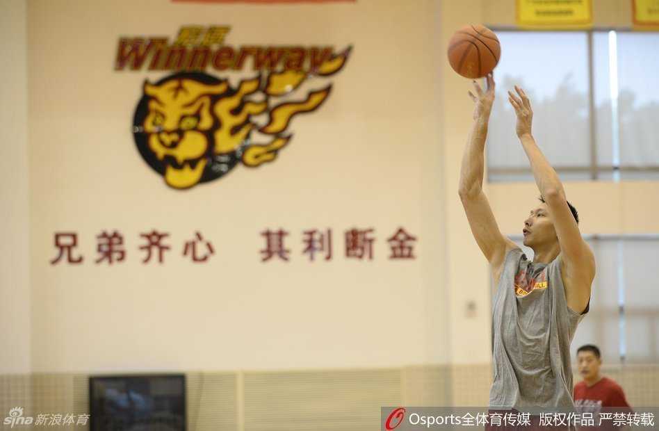 京粤大战烽烟录:CBA经典对决背后的兄弟情与冠军心 广东宏远灵魂易建联在罚球线上沉稳拍球,肩头微微耸动调整节奏,这是他一贯的专注标志,这一眼扫视,仿佛已将篮筐稳稳锁定。