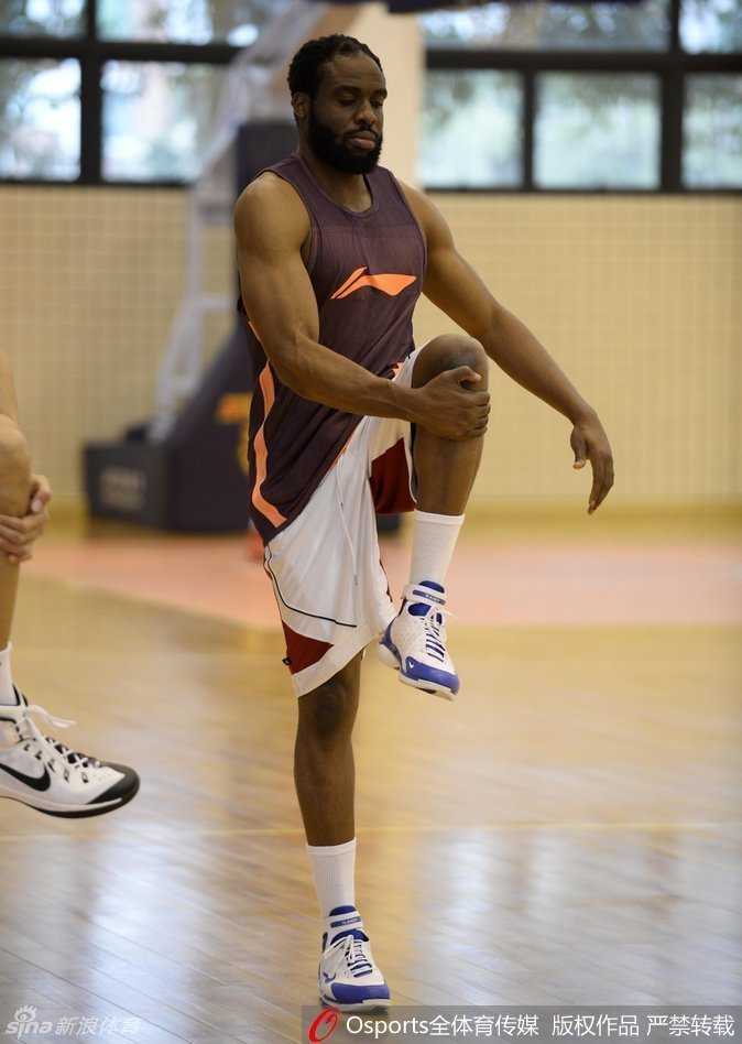 京粤大战烽烟录:CBA经典对决背后的兄弟情与冠军心 马布里被队友们紧紧围住熊抱,他笑得眼角皱纹如同绽放的菊花,这一刻的温情冲淡了所有比赛的残酷,只剩下纯粹的篮球喜悦。