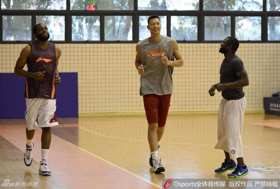 京粤大战烽烟录:CBA经典对决背后的兄弟情与冠军心 拜纳姆突破后腾空而起,易建联顺势卡住身位准备接球,两人的眼神交汇瞬间仿佛已读取彼此战术,这记空中接力即将引爆全场。