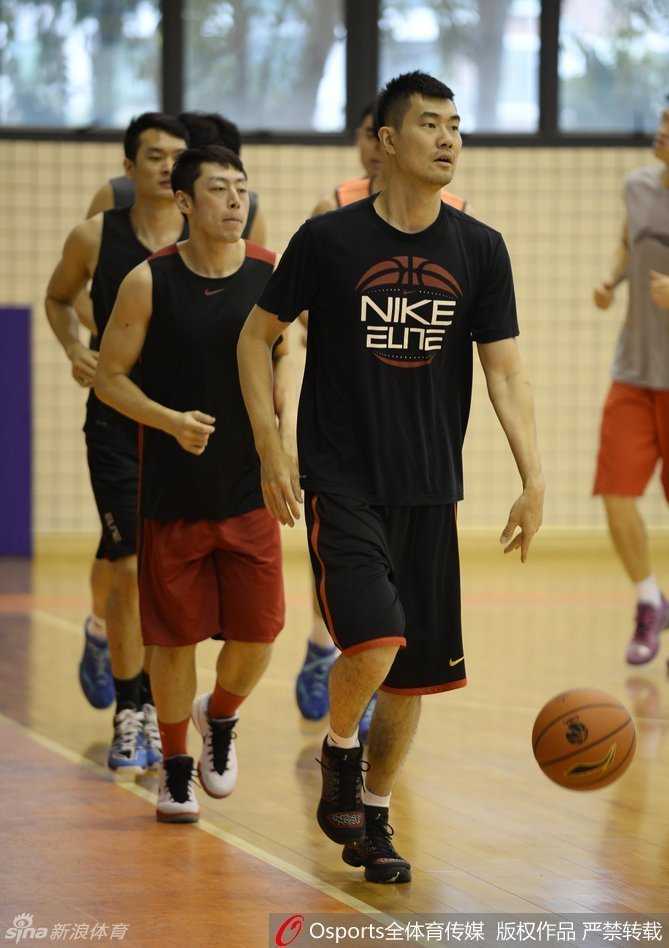 京粤大战烽烟录:CBA经典对决背后的兄弟情与冠军心 迪奥古与易建联在篮下击掌庆祝,两人肌肉紧绷的臂膀交汇,仿佛筑起了广东队内线的禁飞区,连空气里都弥漫着铁血的气息。