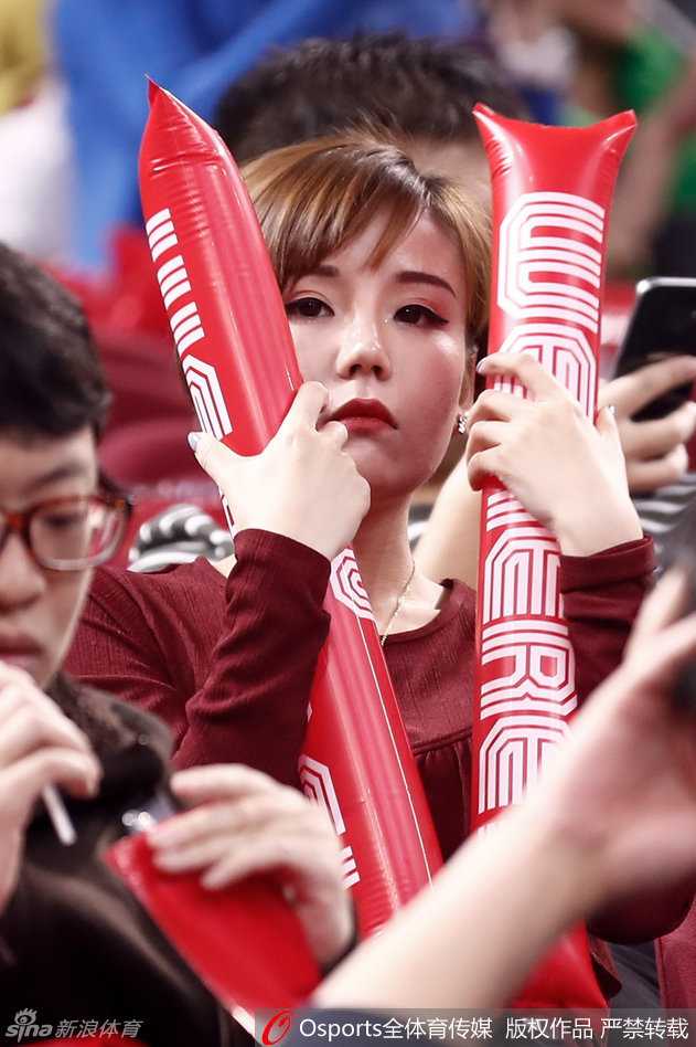 京粤大战看台明珠:方硕女友短发干练,凝望赛场柔情似水 她轻轻举起充气棒抵在脸颊旁,眼神中透露出一丝俏皮与灵动,即便在嘈杂的球场看台上,那份清新脱俗的气质依然让她成为镜头的焦点。