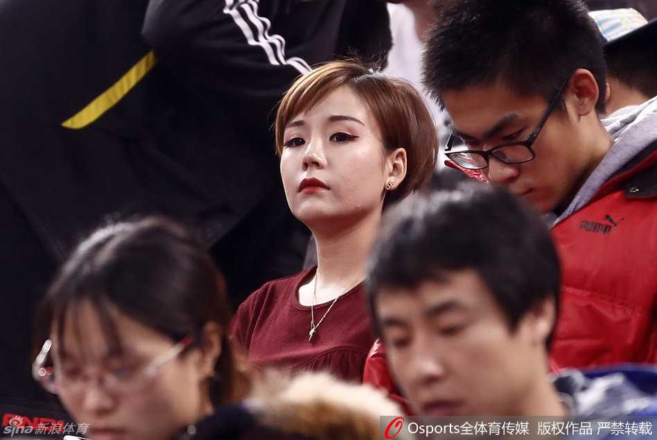 京粤大战看台明珠:方硕女友短发干练,凝望赛场柔情似水 即便周围球迷情绪激动,她依然安静地坐在那里,手举充气棒轻轻靠在唇边,一双会说话的眼睛仿佛看穿了赛场的每一个战术变化。
