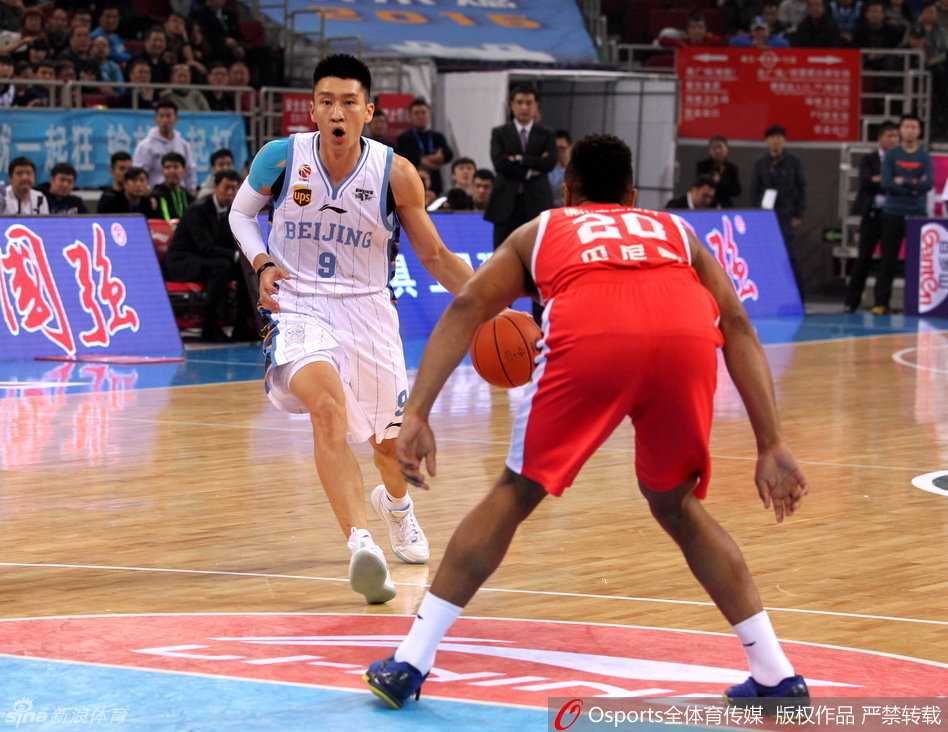 京粤大战经典再现 首钢众将演绎团队篮球真谛 孙悦如同一条游龙,利用队友掩护高速杀入禁区,面对补防球员毫无惧色,展现了其强大的突破能力和攻击篮筐的决心。