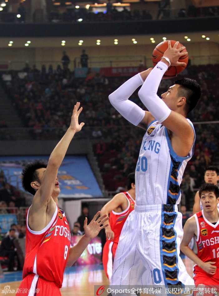 京粤大战经典再现 首钢众将演绎团队篮球真谛 翟晓川投篮出手后眼神紧盯着篮球飞行的轨迹,动作舒展自信,关键时刻的中距离跳投是他作为锋线尖刀的常规武器。