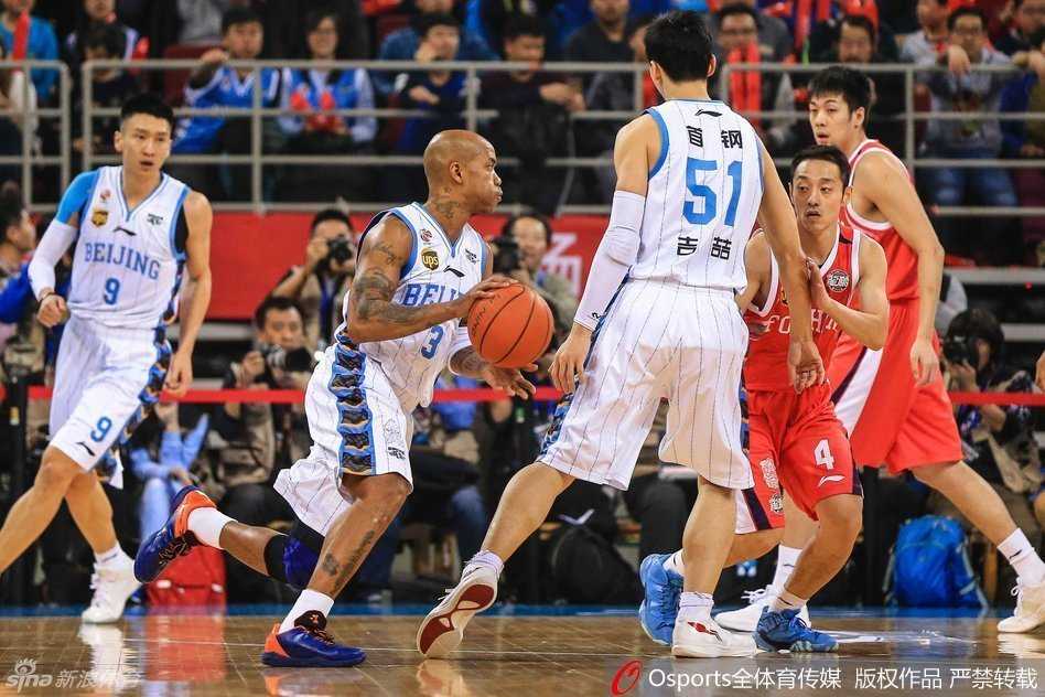 京粤大战经典再现 首钢众将演绎团队篮球真谛 吉喆飞身回防,目光紧紧锁定持球人,不顾一切地快速奔跑,这种卖力的防守态度正是北京队铁血防守和团队精神的缩影。