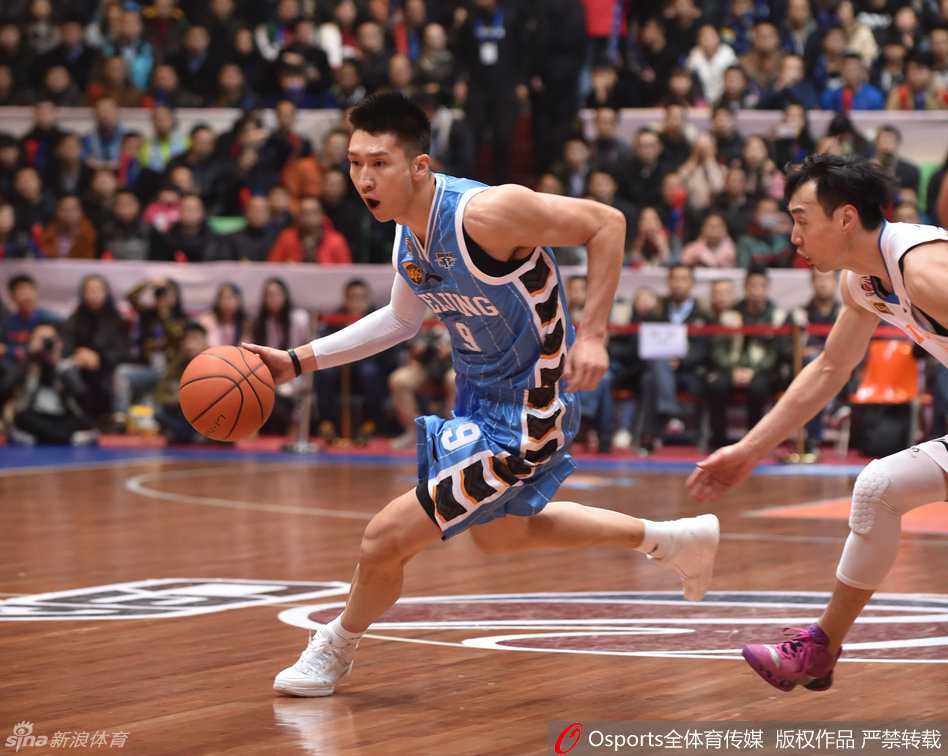 京粤大战经典回眸 大圣绝杀老马神勇创辉煌 孙悦如大圣降临般持球迅疾突破,眼神中透出坚定与杀气