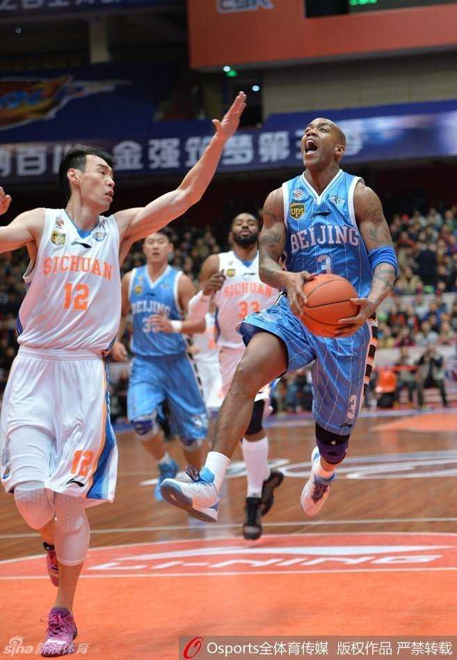 翟晓川高高跃起舒展长臂，如一堵移动长城般将对手的上篮无情封盖