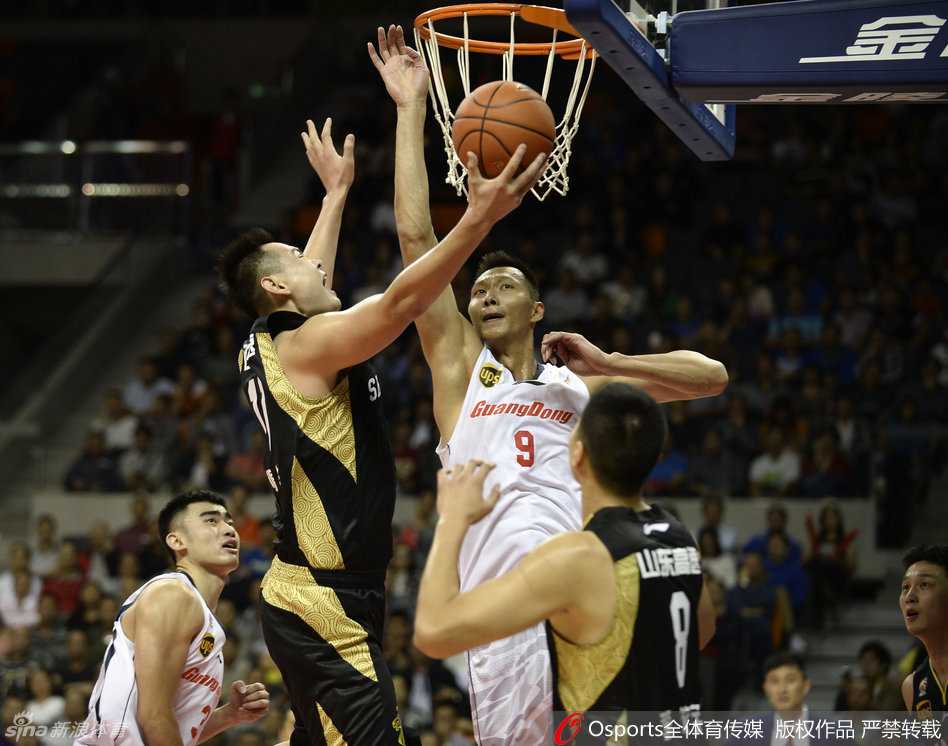 京粤大战经典回眸:比斯利狂野劈扣与阿联的空中对决 易建联在山东内线群中高高跃起,凭借出色的弹跳和臂展优势,稳稳将篮板球保护下来,展现了其顶级的篮板控制力。