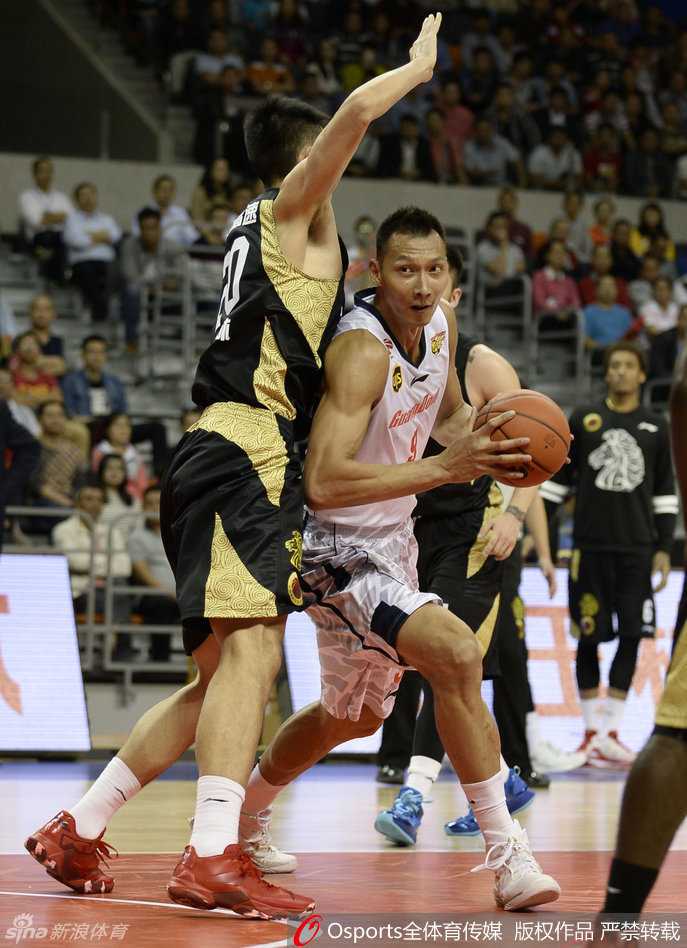 京粤大战经典回眸:比斯利狂野劈扣与阿联的空中对决 山东高速外援比斯利摆脱防守后杀入禁区,面对无人防守的篮筐,高高跃起上演单手劈扣,落地后霸气侧漏,神情狂傲不羁。