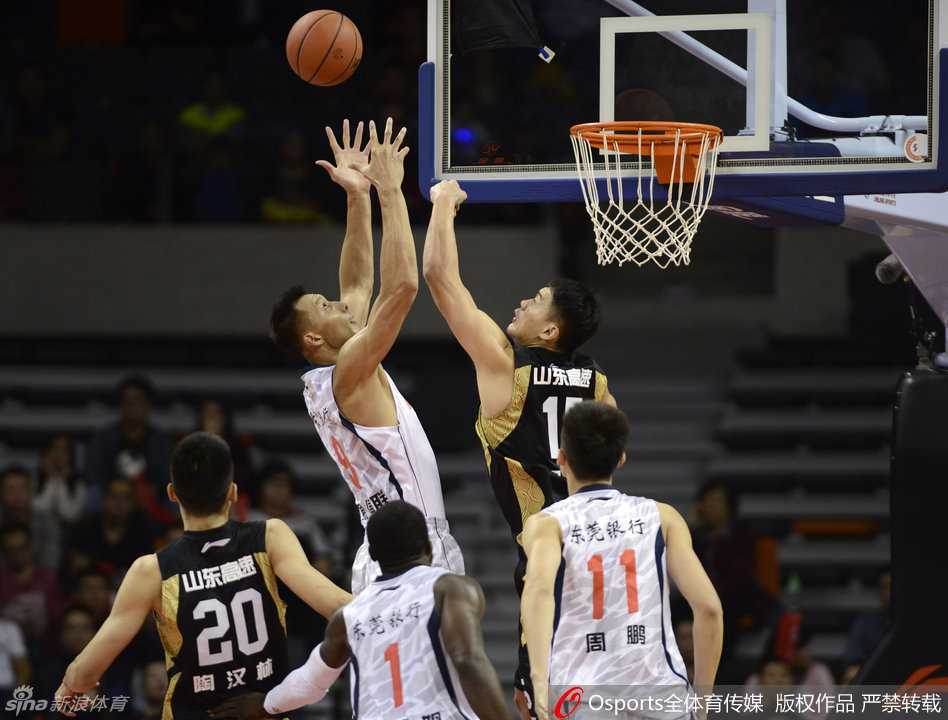 京粤大战经典回眸:比斯利狂野劈扣与阿联的空中对决 山东队球员陶汉林在防守中看准时机,腾空而起送给对手一记结实的盖帽,皮球被直接扇出界外,展现了其内线防守悍将的本色。