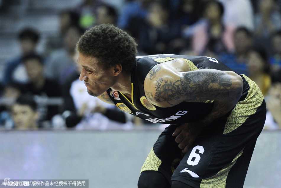 京粤大战经典回眸:比斯利狂野劈扣与阿联的空中对决 迈克尔·比斯利在拼抢中要害部位受到撞击,瞬间表情扭曲,痛苦倒地,队友和对手纷纷举手示意,场面一度紧张。