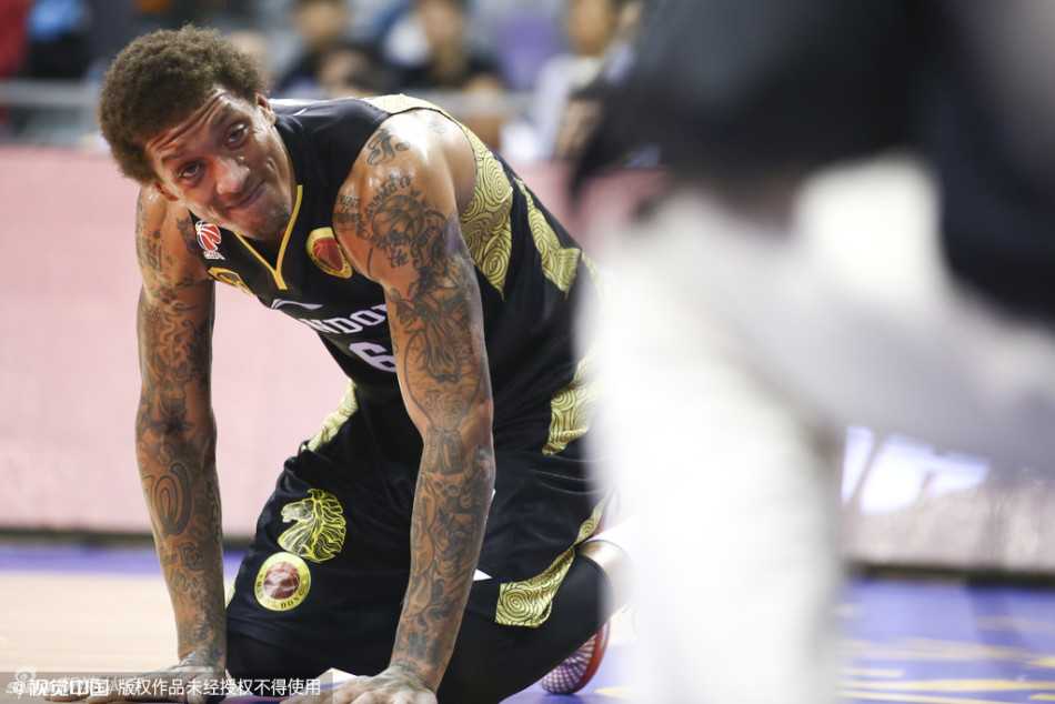 京粤大战经典回眸:比斯利狂野劈扣与阿联的空中对决 广东宏远核心易建联在山东内线陶汉林的严密防守下,利用脚步晃动获得空间,高高跃起准备上篮,陶汉林则全力起跳进行封堵。