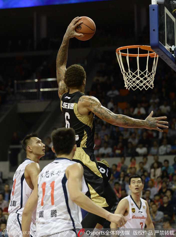 京粤大战经典回眸:比斯利狂野劈扣与阿联的空中对决 广东队主教练杜锋在场边情绪激动地指挥着球队的进攻与防守,手势丰富,神情专注而严厉,是场边一道独特的风景线。