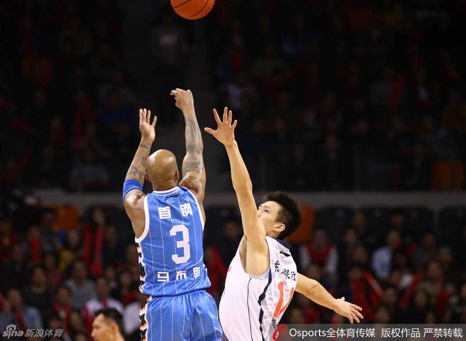 周鹏持球突破，一步过掉吉喆，身形矫健直奔篮筐而去