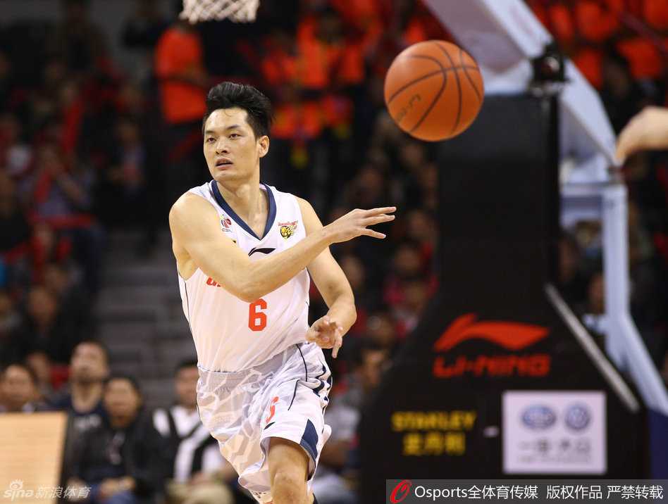 国家队队长周鹏全力防守，如影随形紧逼马布里，肌肉碰撞的火花四溅