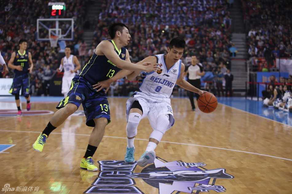 京粤大战经典回顾:五棵松的攻防史诗 易建联与布泽尔联袂镇守篮下,组成广东队坚不可摧的内线屏障