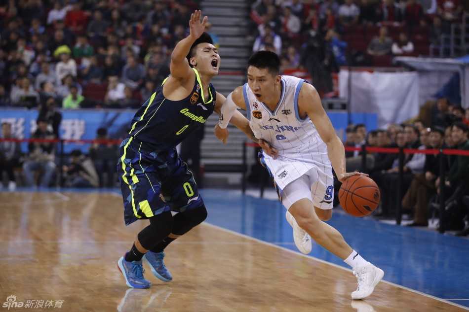 京粤大战经典回顾:五棵松的攻防史诗 莫里斯在篮下与对手激烈争抢中失去平衡倒地,眼神依然紧盯着球的落点