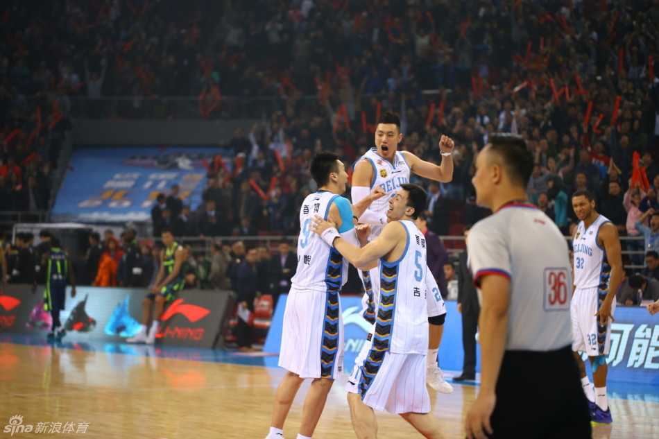 京粤大战经典瞬间重现:铁血防守与关键先生的巅峰对决 拜纳姆持球全力突破,试图摆脱孙悦的贴身紧逼,两人身体对抗激烈,孙悦的手臂紧紧贴着拜纳姆,展现了这场比赛外线防守的白热化程度。