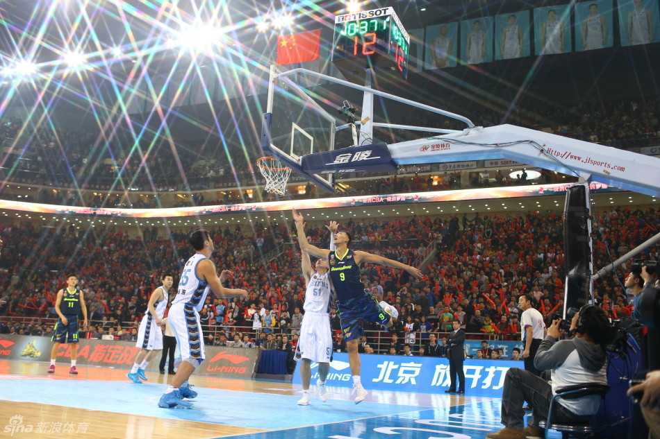 京粤大战经典瞬间重现:铁血防守与关键先生的巅峰对决 陈江华加速突破,动作迅捷如闪电,他压低重心运球穿越北京队的防线,展现出出色的控球技术和突破能力,是广东队撕开防守的一把利刃。