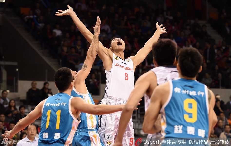 京粤巅峰对决:阿联眼角贴创口贴力拼,拜纳姆突破难救主 广东宏远外援拜纳姆犹如一把尖刀,运球一个箭步直插北京队腹地,眼神中透露出不可阻挡的杀气,轻松撕裂防线杀入篮下。