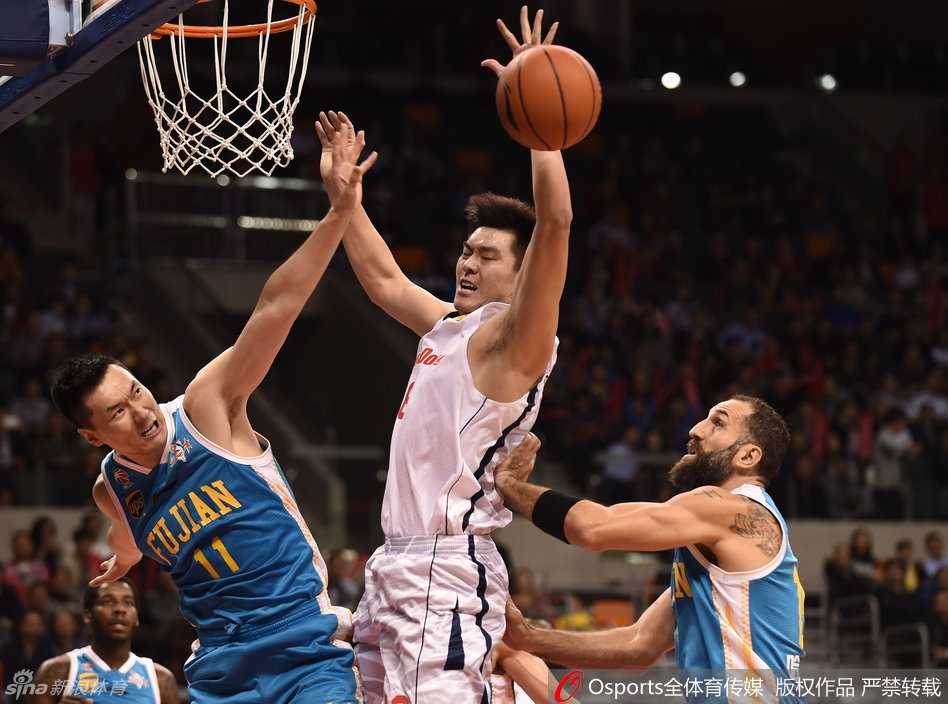 京粤巅峰对决:阿联眼角贴创口贴力拼,拜纳姆突破难救主 山西队外援杰里米-泰勒高高跃起,以骑扣之势将球砸进篮筐,力拔山兮气盖世,整个篮架都在他的暴力美学下颤抖。