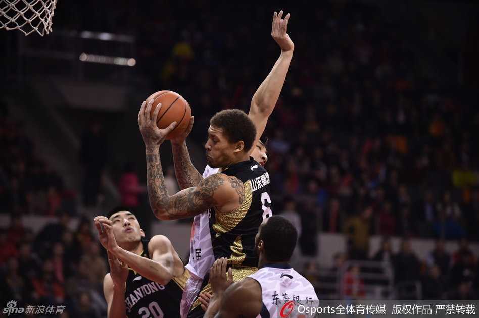 京粤疆辽群雄逐鹿,忆往昔CBA赛场热血传奇 山东队睢冉沉着运球推进,周鹏在身后紧紧跟随,伺机完成抢断。