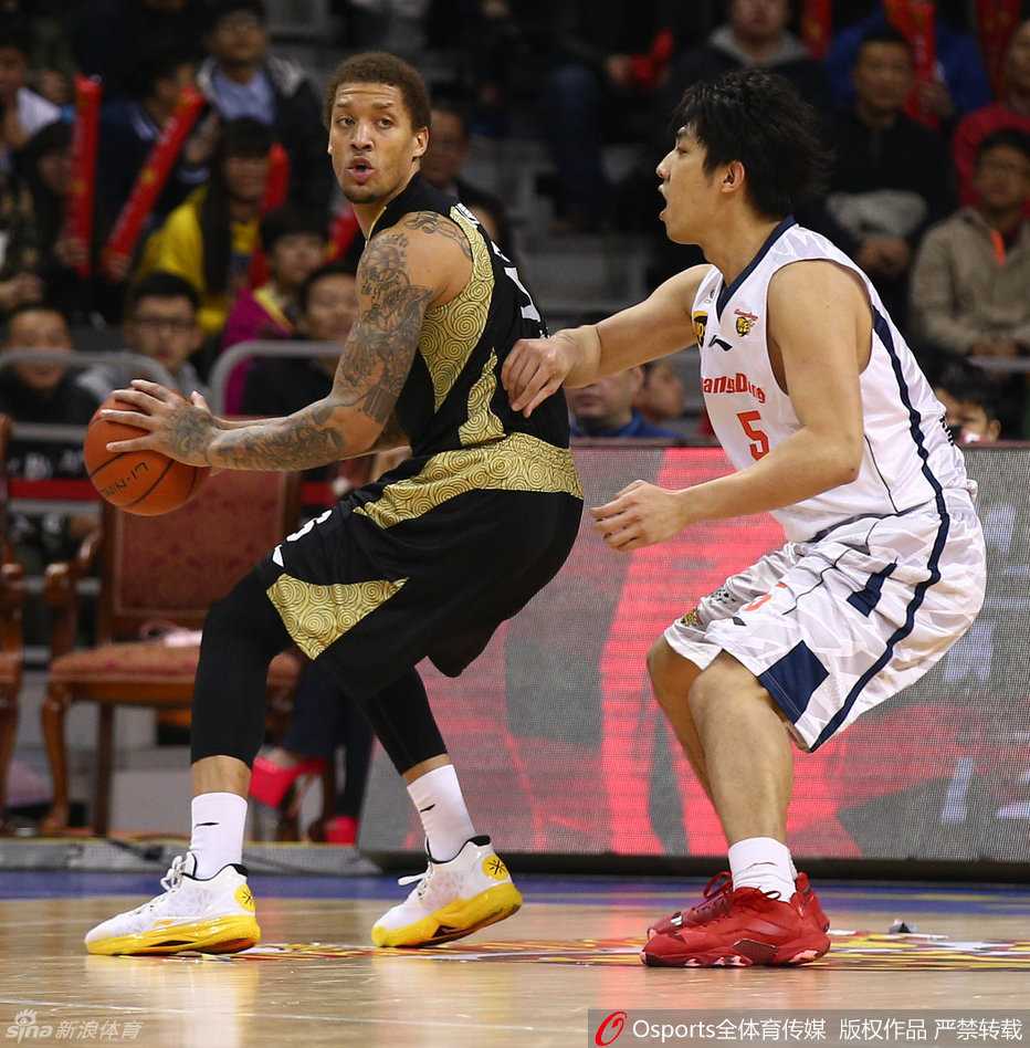 京粤疆辽群雄逐鹿,忆往昔CBA赛场热血传奇 迈克尔·比斯利背身单打李原宇,利用节奏变化晃开空间,准备跳投。