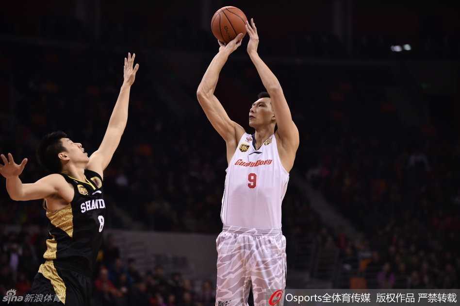 京粤疆辽群雄逐鹿,忆往昔CBA赛场热血传奇 杜锋指导情绪激动地走向技术台,与裁判严肃交涉,场面气氛紧张。