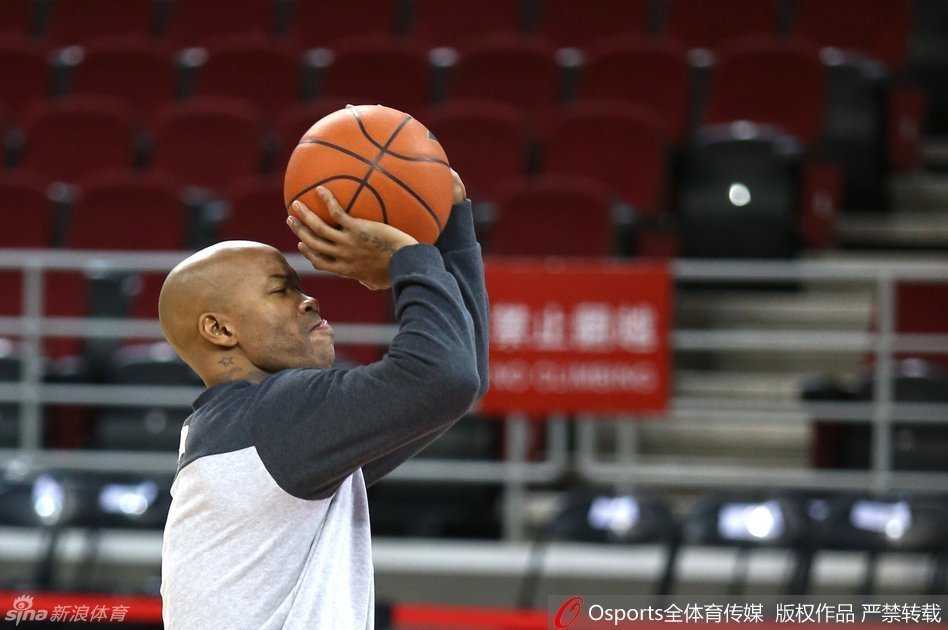 京粤绝杀余温未散,群雄并起谁主沉浮:回望CBA二零一五之冬 传奇外援马布里控球推进,眼神坚毅地望向队友,他身边的张庆鹏随时准备接应,这张图片定格了北京首钢当年那令对手窒息的冠军底蕴。