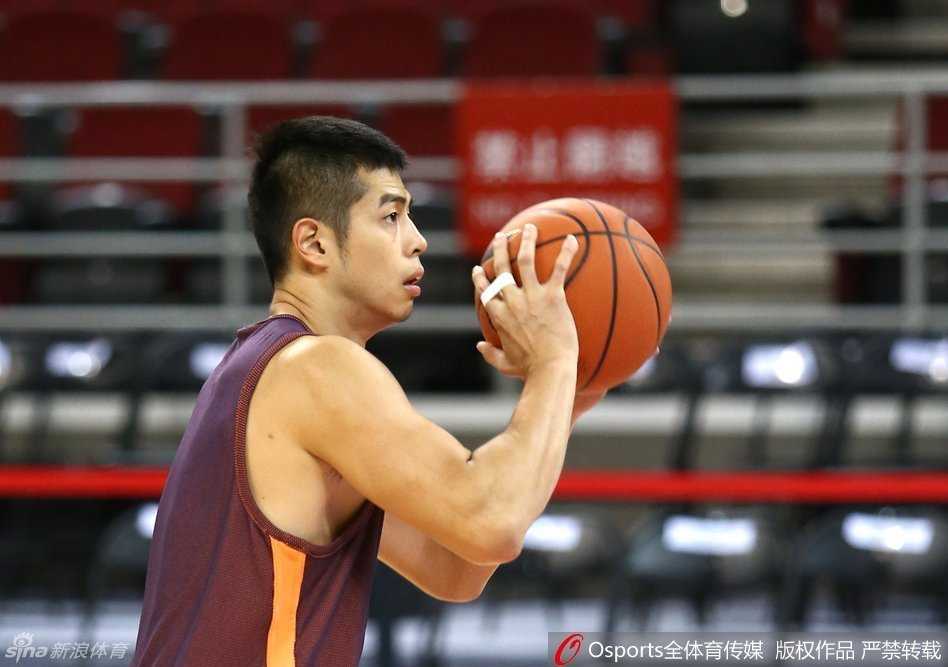 京粤绝杀余温未散,群雄并起谁主沉浮:回望CBA二零一五之冬 北京首钢外援莫里斯在赛前热身中专注地投篮,他身旁的方硕正运球走过,背景中可见张庆鹏与翟晓川的身影,全队上下都在为即将到来的恶战做着最后准备。